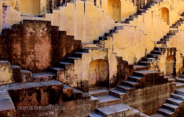 panna-meena-kund-baori-stepwell-architecture-jaipur-symmetry